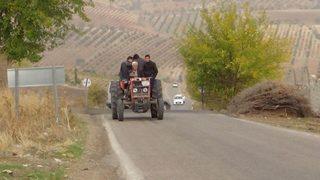 Traktördeki 5 Kişinin Tehlikeli Yolculuğu Kamerada
