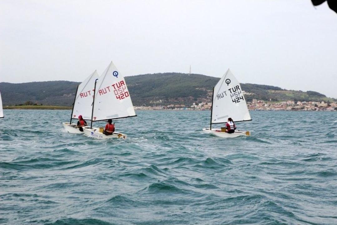 &Ccedil;anakkale Şehitleri İ&ccedil;in Yelken Yarışları D&uuml;zenlendi