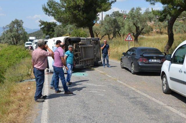 Milas’ta Yolcu Minibüsü Kaza Yaptı, 3 Kişi Yaralandı