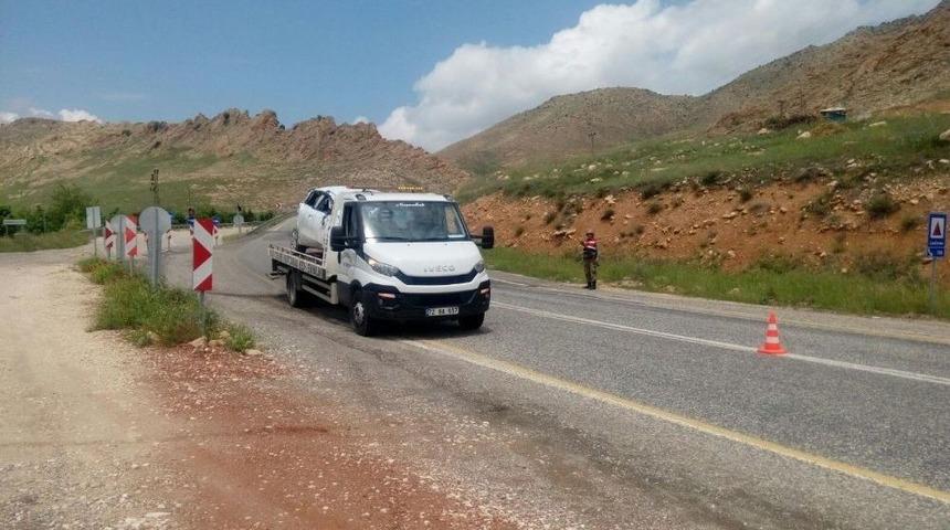 Hasankeyf’te Otomobil Takla Attı: 1’i Ağır 4 Yaralı