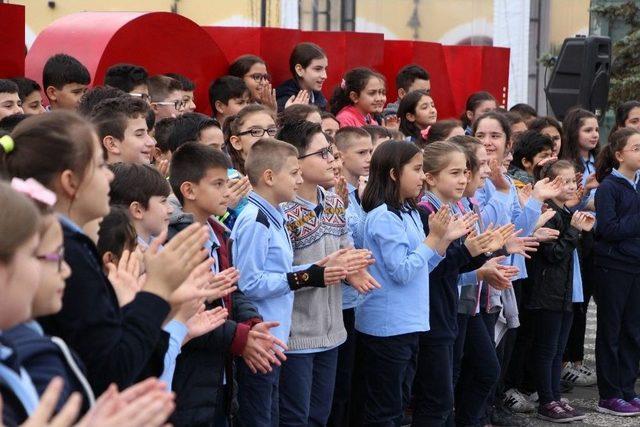 Minik Öğrenciler, Çocuk Hakları İçin Yürüdü