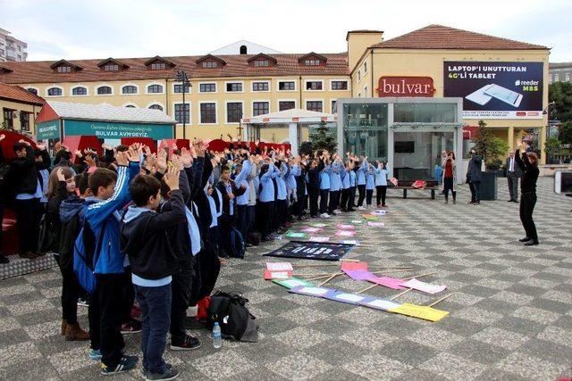 Minik Öğrenciler, Çocuk Hakları İçin Yürüdü