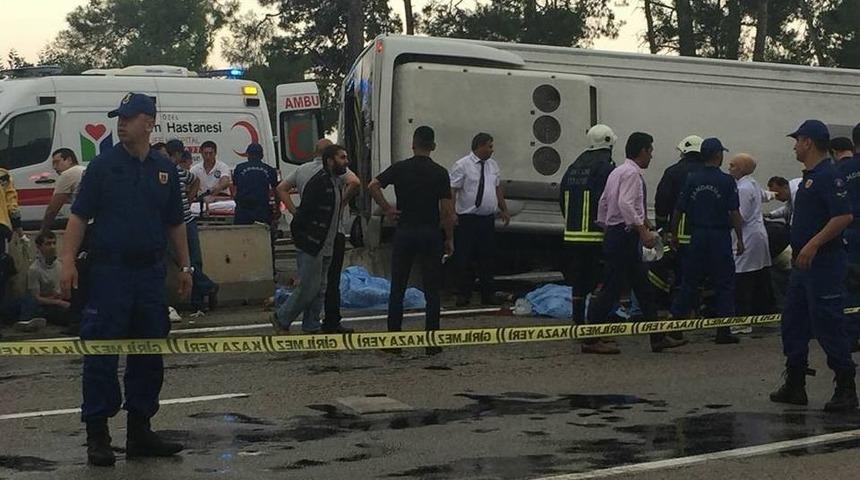 Antalya’da Minibüs Otel Servisine Arkadan Çarptı:3 Ölü