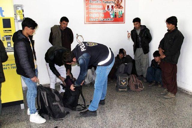 Kaçak Göçmenler İstanbul’da Değil Sivas’ta Olduklarını Polisten Öğrendi