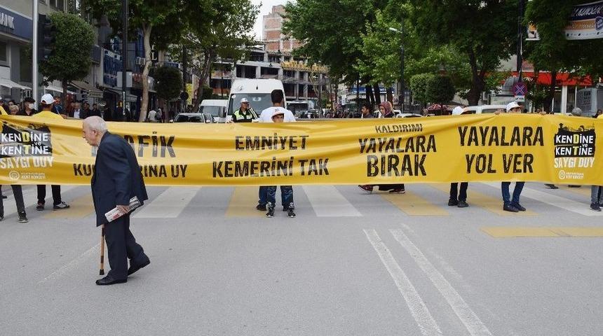 B&uuml;y&uuml;kşehir Kent Konseyi Trafik Farkındalığı İ&ccedil;in Yol Kapattı