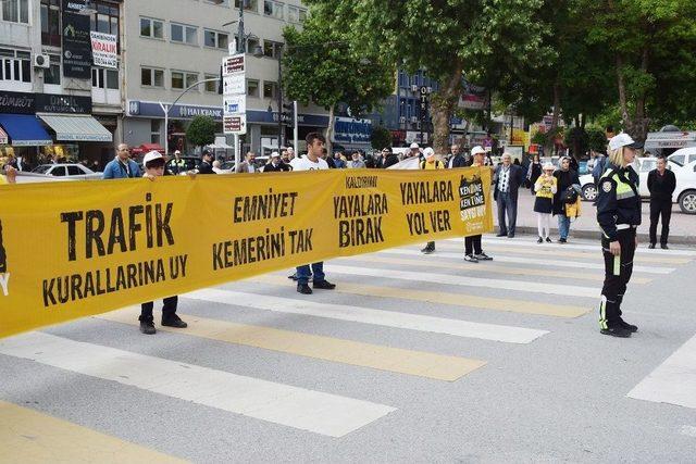 Büyükşehir Kent Konseyi Trafik Farkındalığı İçin Yol Kapattı