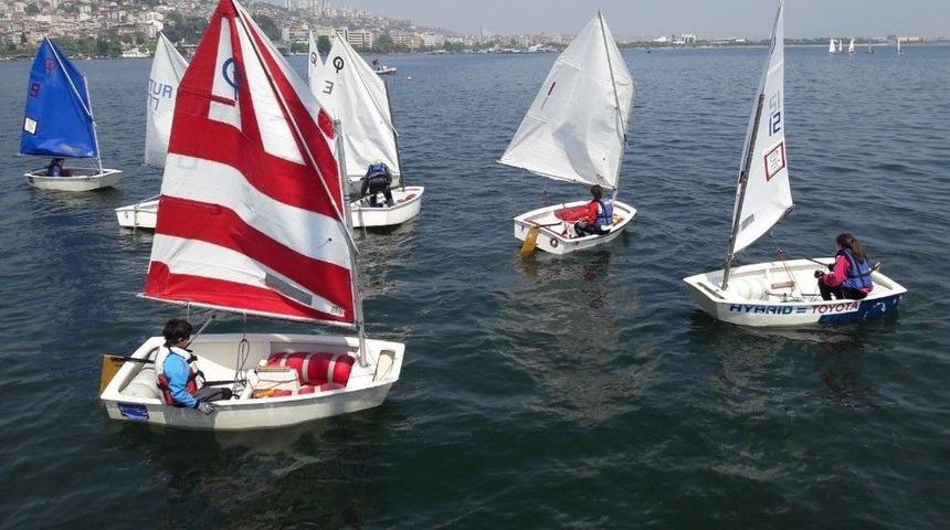 İzmit Yelken Kul&uuml;b&uuml;, Optimist - Laser T&uuml;rkiye Şampiyonasına Katılıyor