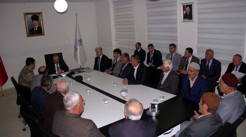 Vali Ustaoğlu, K&ouml;y Muhtarlarıyla Bir Araya Geldi