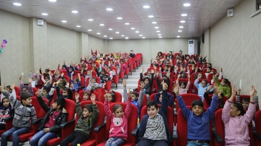 Cizre Belediyesi 3 Bin &Ouml;ğrenciyi Hacivat-karag&ouml;z Oyunu İle Buluşturdu