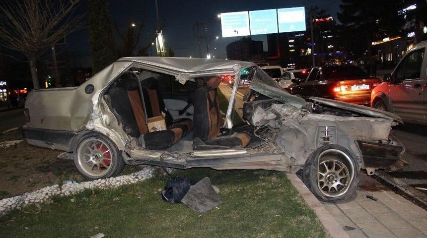 Kaza Yaptı, Yaralı Arkadaşlarını Bırakıp Ka&ccedil;tı