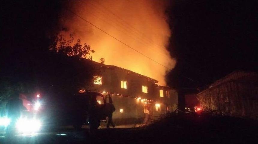 D&uuml;ğ&uuml;ndeyken Evleri K&uuml;l Oldu