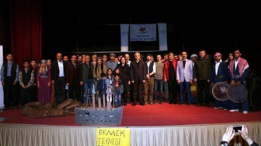 Hakkari&rsquo;de "&ccedil;anakkale" Adlı Tiyatro Oyunu Sahnelendi