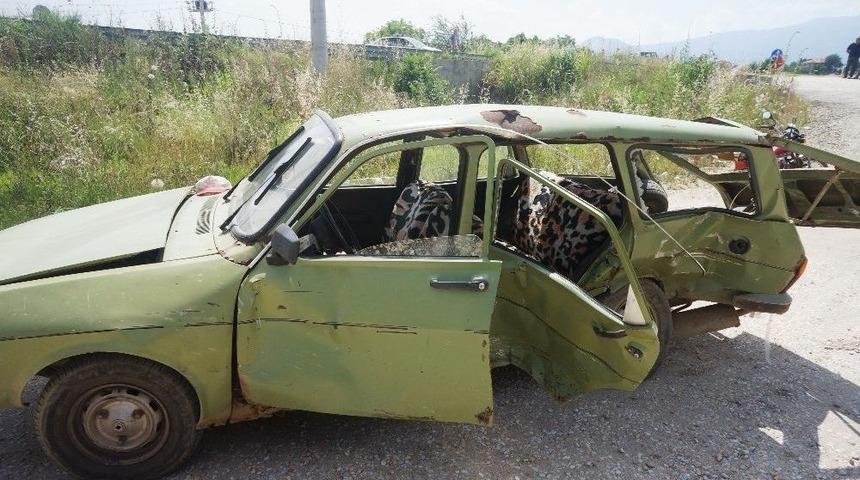 Tarım İş&ccedil;ilerini Taşıyan Otomobil Kaza Yaptı: 8 Yaralı