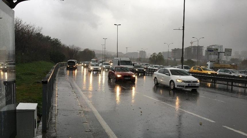 İstanbul&rsquo;da Hava Karardı, Yağmur Başladı