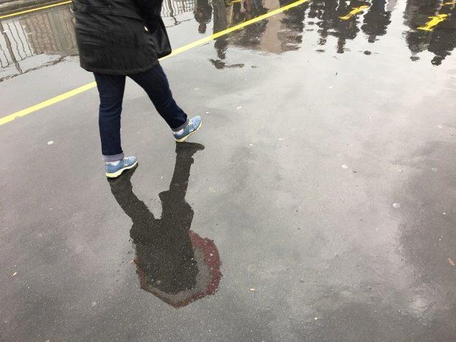 İstanbul&rsquo;da Hava Karardı, Yağmur Başladı 2