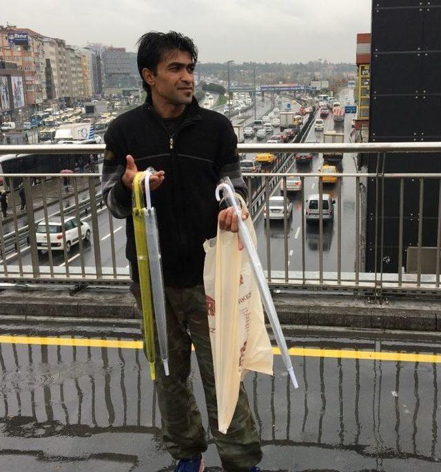 İstanbul&rsquo;da Hava Karardı, Yağmur Başladı 3