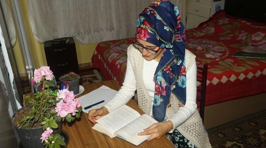 &Uuml;niversite &Ouml;ğrencisi Kevser &Ccedil;oban Kitap Yazdı