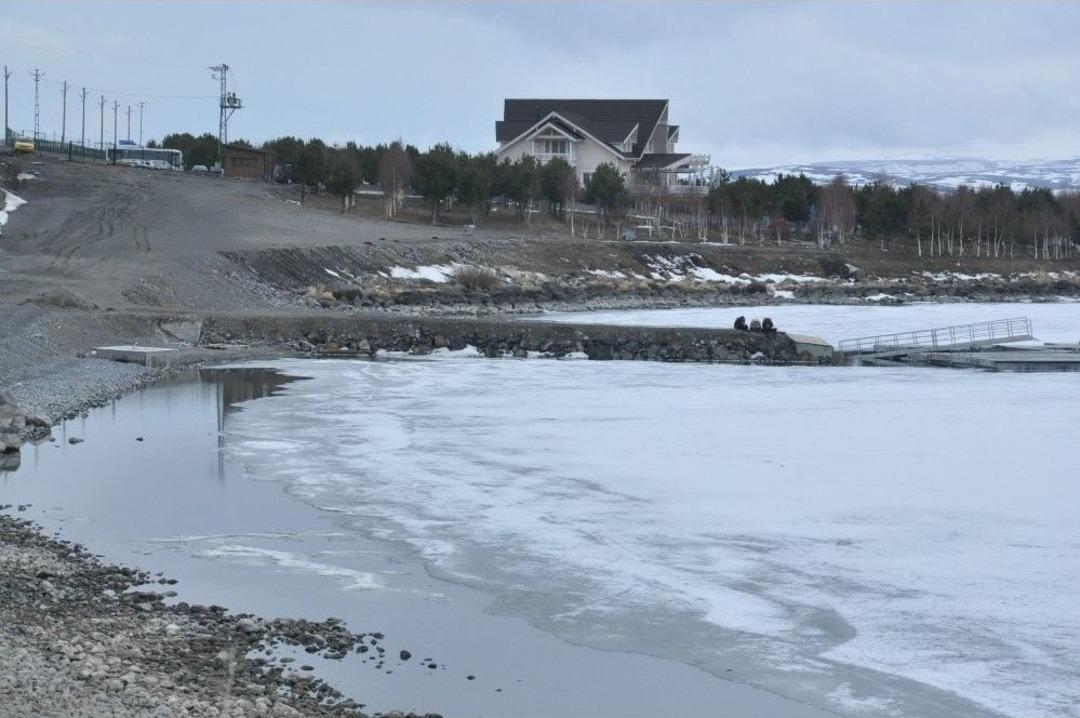 &Ccedil;&ouml;z&uuml;len Buza Aldırış Etmeden &Uuml;zerine &Ccedil;ıkıp Halay &Ccedil;ektiler