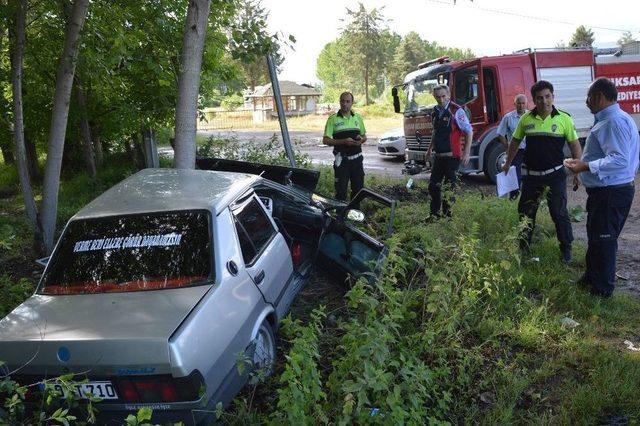 Otomobil Ağaca Çarparak Durabildi: 1 Yaralı