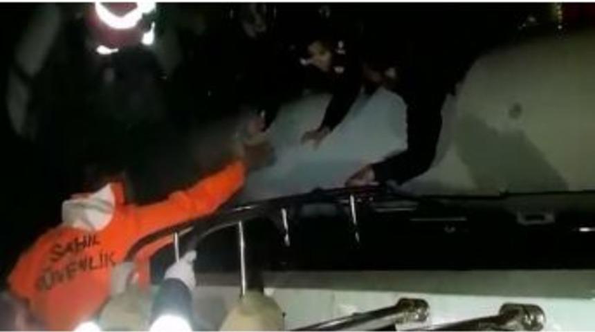 Kuşadası K&ouml;rfezi&rsquo;nde &rsquo;imdat" &Ccedil;ağrısı Yapan Ka&ccedil;ak G&ouml;&ccedil;menleri Sahil G&uuml;venlik Kurtardı