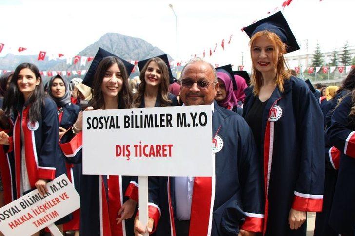 60 Yaşından Sonra Üniversiteye Başlayıp Mezun Oldu G2