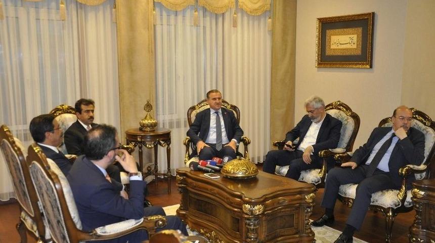 Bakan Bak Valilik Ve Belediyeyi Ziyaret Etti