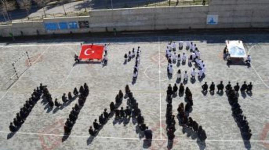 Liselilerden &lsquo;18 Mart&rsquo; Koreografisi