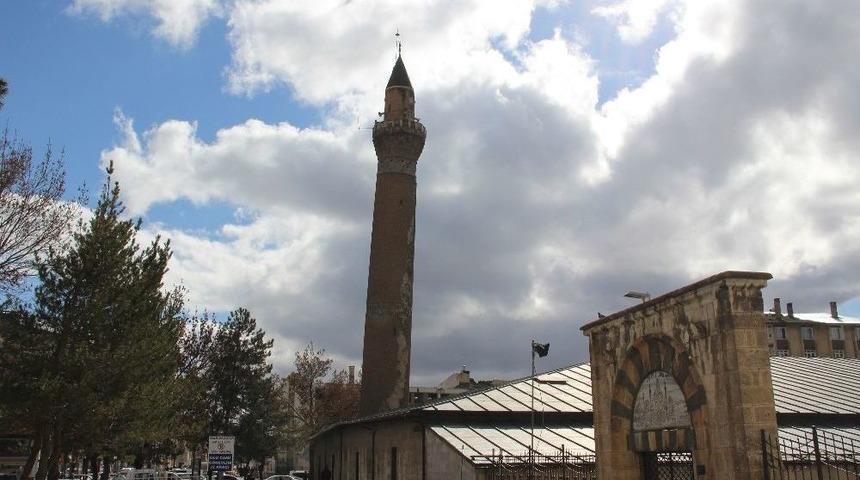Anadolunun Eğri Minareleri Sırrını Koruyor.