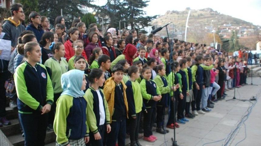 Tokat&rsquo;ta &Ouml;ğretmenlere 300 &Ouml;ğrenciden Oluşan Koro S&uuml;rprizi