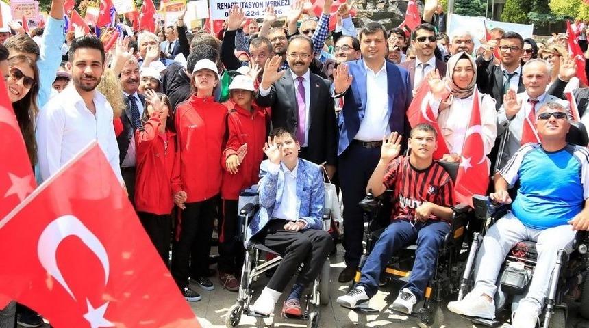 Uşak’ta Engellilerle Birlikte Kortej Yürüyüşü Düzenlendi