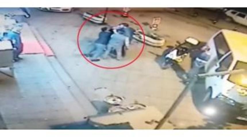 &Ouml;nce Tartıştığı Kişiyi Vurdu, Sonra Ayırmak İsteyenleri Tokatladı