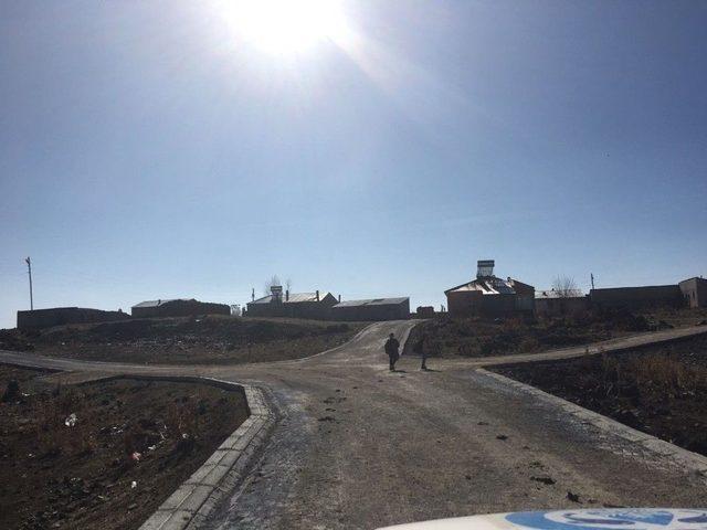 Çaldıran’da Yol Yapım Çalışması