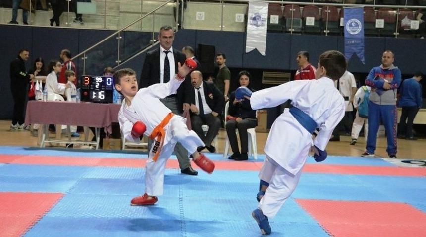 Karateciler, 18 Mart &Ccedil;anakkale Şehitleri İ&ccedil;in M&uuml;cadele Etti