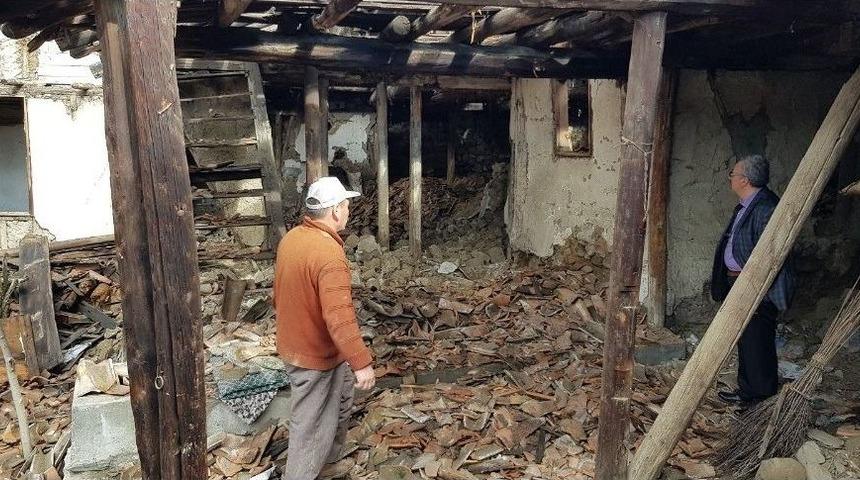 Tosya&rsquo;da Virane Evler Yıkılıyor