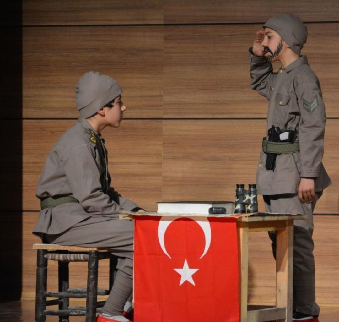 &Ouml;ğrencilerden "&ccedil;anakkale Ge&ccedil;ilmez" Tiyatrosu