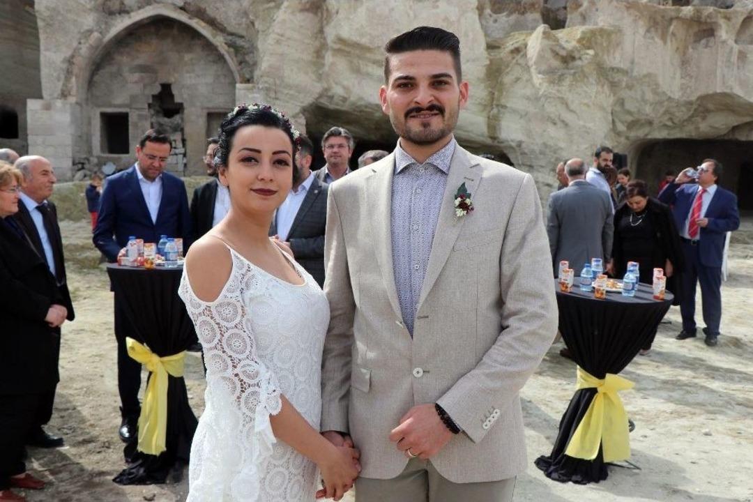 D&uuml;nyanın En B&uuml;y&uuml;k Yer Altı Kentinde Nikah Kıydırdılar