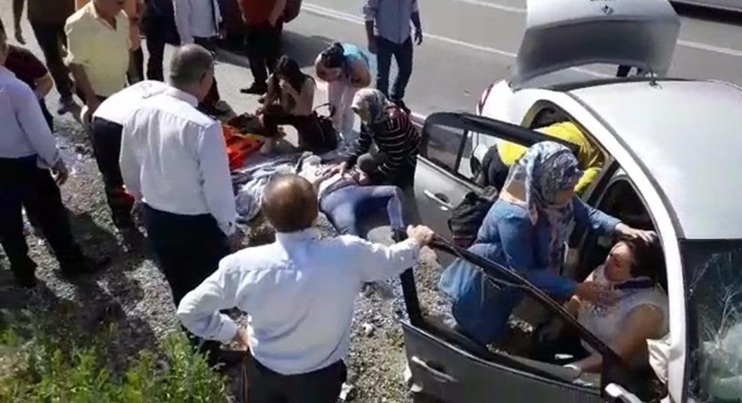 Antalya&rsquo;da Kontrolden &Ccedil;ıkan Otomobil Kayalıklara &Ccedil;arptı: 6 Yaralı