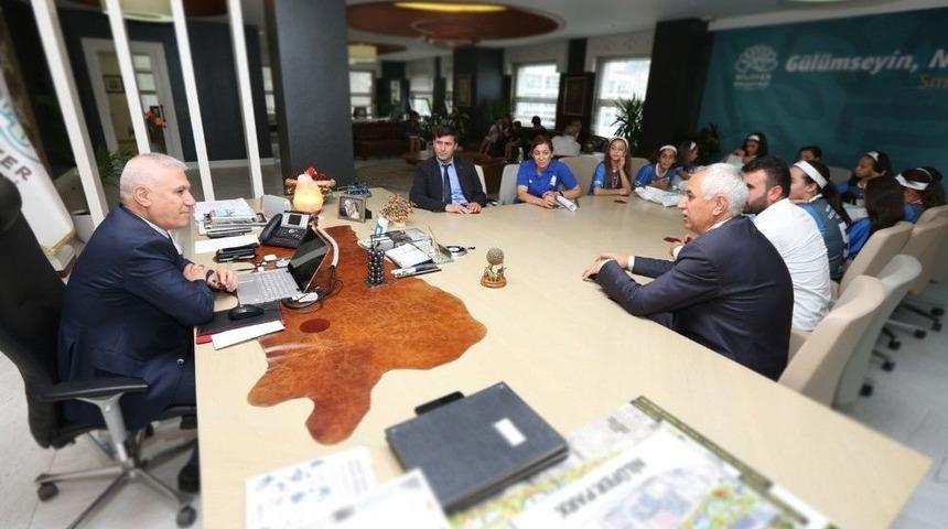 Kupa Sevincini Başkan Bozbey İle Paylaştılar