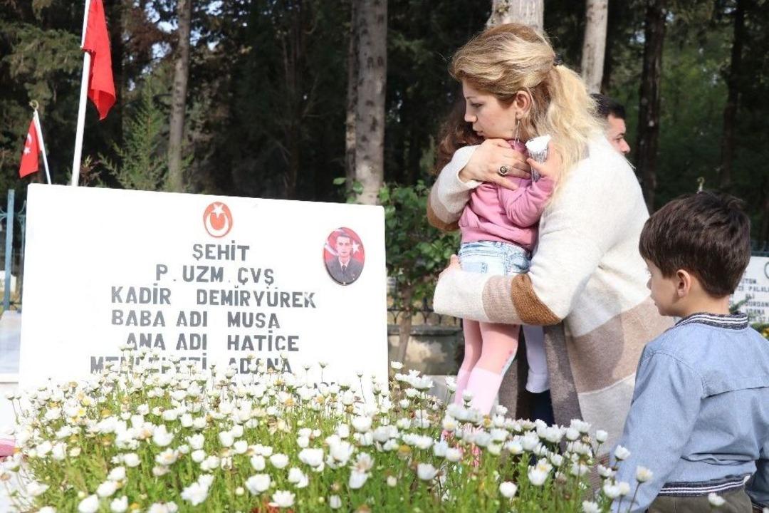 Minik Lara, Kahraman Babasına Koştu