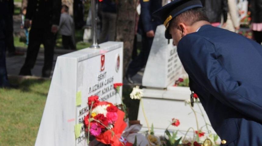 Şehitlikte Okuyanı Duygulandıran Mesajlar