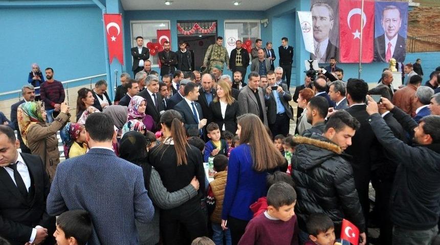 Çocuk Gelin Olarak Geldiği Köyde, Hayalini Gerçekleştirdi