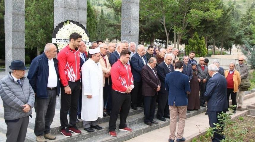 Merhum Şampiyon G&uuml;reş&ccedil;iler Anıldı