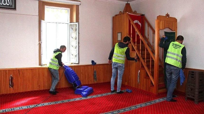 Buca İbadethanelerine Bahar Temizliği