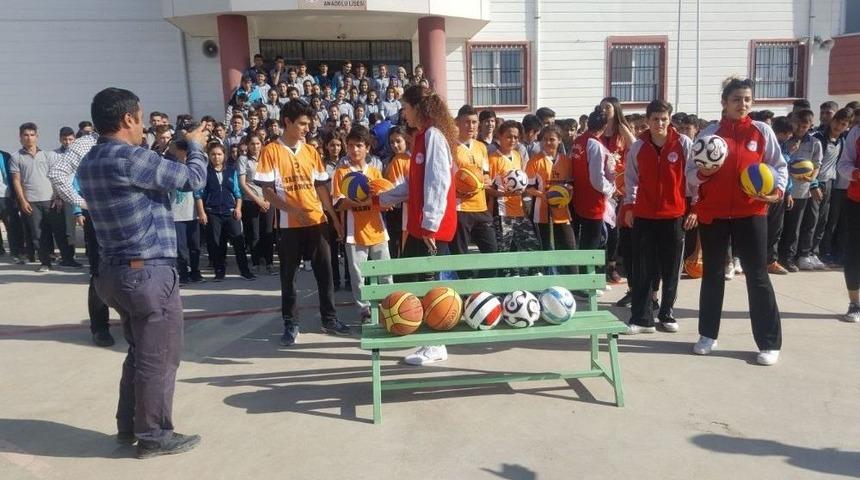 Kadın Basketbol Takımından Lise &Ouml;ğrencilerine Malzeme Desteği