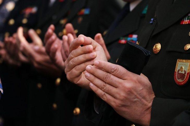 Şehit Amcasının Mezarı Başında En Acı Oyun G1