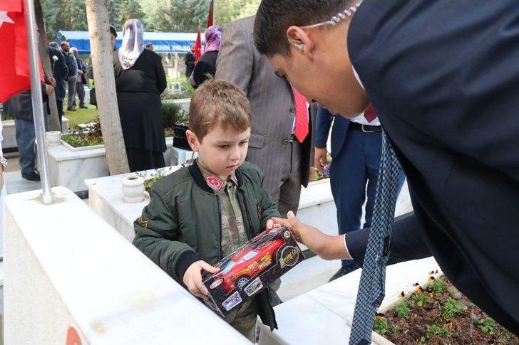 Şehit Amcasının Mezarı Başında En Acı Oyun G4