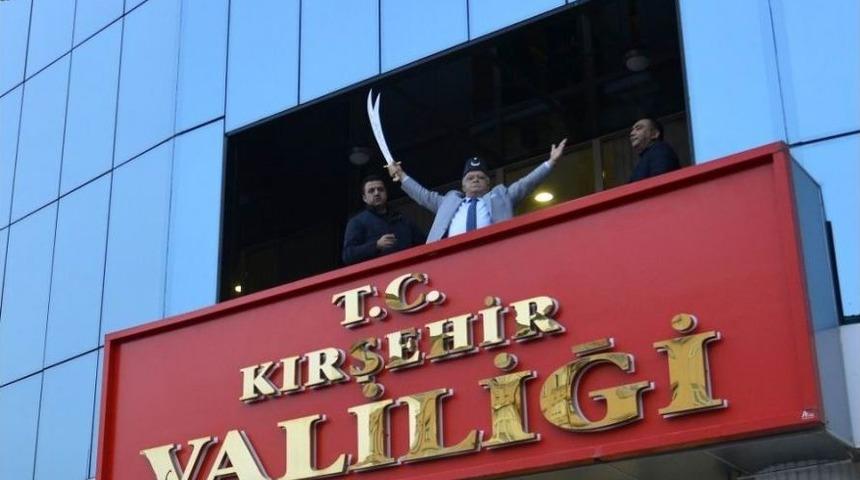 Vali Şentürk, Gençleri Kılıç Kuşanarak Çanakkale Gezisine Uğurladı