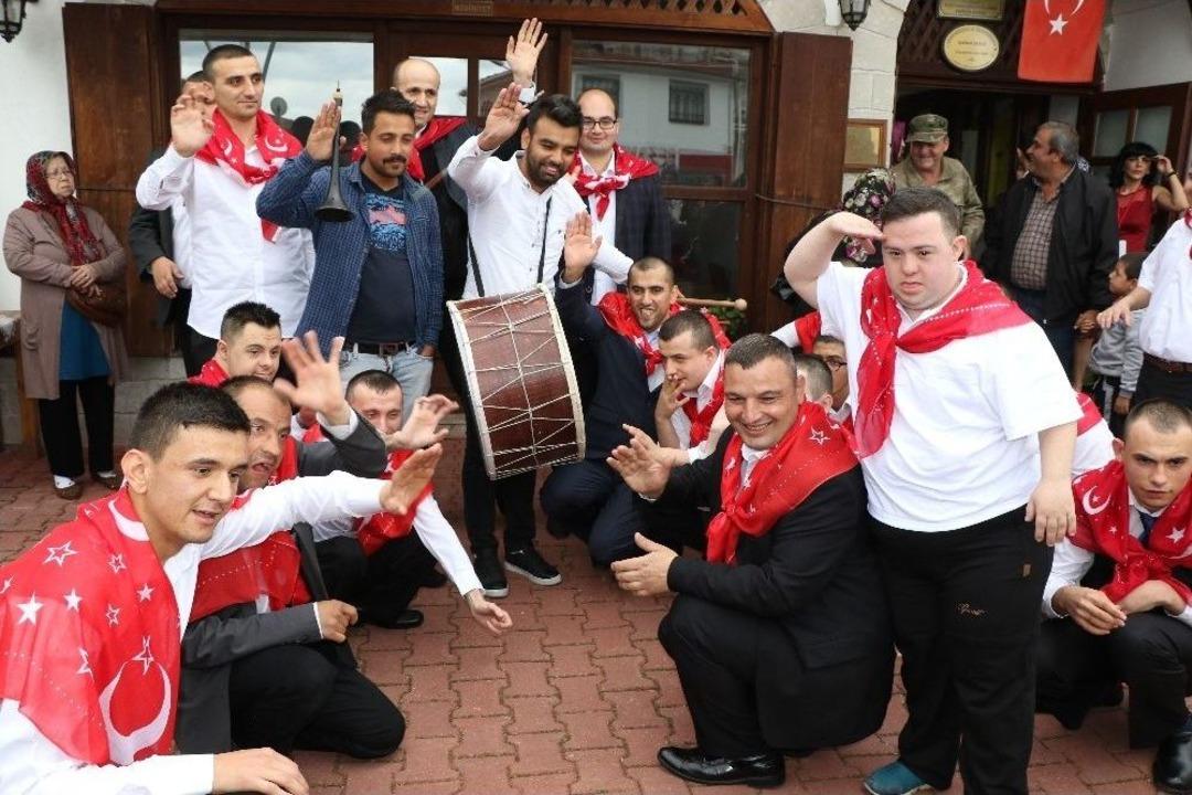 30 Engelli &Ouml;ğrenci İ&ccedil;in "asker Kınası" Yakıldı