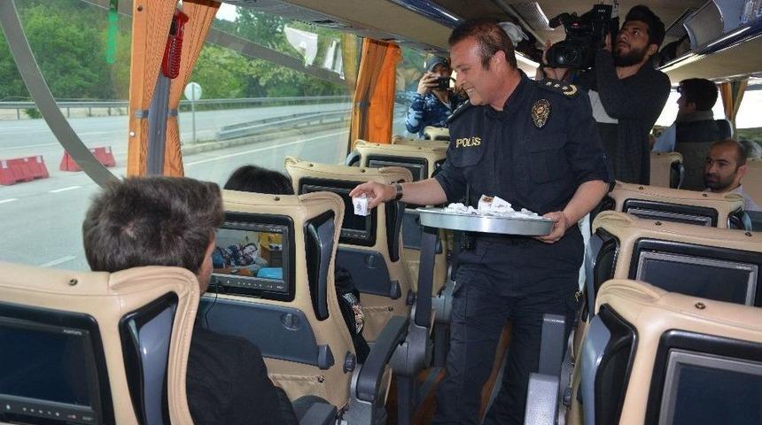 &Ccedil;orum Polisi S&uuml;r&uuml;c&uuml;lere Leblebisi İkram Etti