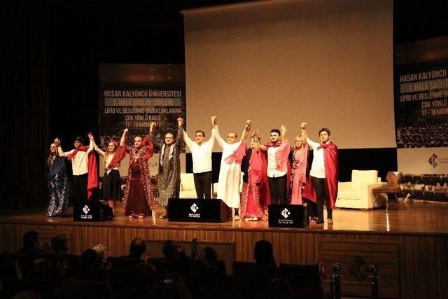 Ünlü Tiyatro Oyunu Hkü’de Sahnelendi